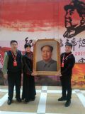 画家赵慧斌与毛主席侄女毛小青在纪念毛主席诞辰126周年向组委会敬献油画《毛主席》
